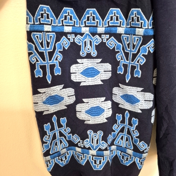 NWT Sugar Lips Women’s Navy Blue Embroidered Cold Shoulder Blouse – Size XS - Picture 4 of 7